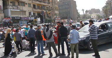 معتصمو التحرير يغلقون مداخل الميدان بألواح خشبية