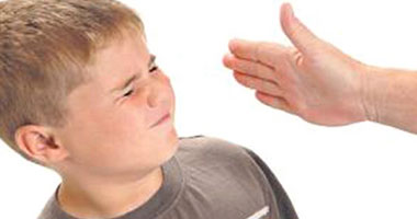 انتبه.. مشاهدة طفلك للعنف أو تعرضه له يحوله إلى شخصية عدوانية