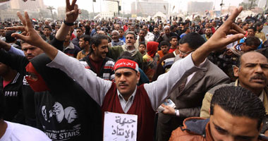 القبض على 3 متظاهرين ألقوا قوات الأمن بالحجارة فى التحرير 