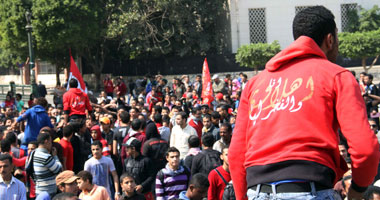 بالصور .. شلل مرورى بـ"كوبرى قصر النيل" بسبب مسيرات "الألتراس"