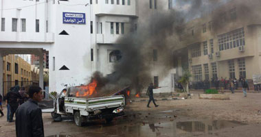 طلاب الإخوان يشعلون النيران فى إطارات السيارات أمام جامعة المنصورة