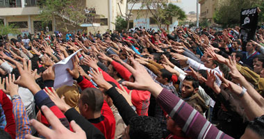 مظاهرات الإخوان تشتعل بالجامعات..الطلاب يعتدون على الأمن بالأزهر ويشعلون النيران بجراج الجامعة.. ويقطعون شارع يوسف عباس.. ويحتمون فى ملثمين بحلوان.. ووزير التعليم العالى: مستقبلكم فى خطر