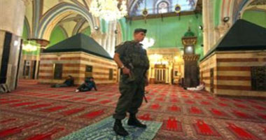 جيش الاحتلال يدنس الحرم الإبراهيمى بالأحذية لتنفيذ مناورة داخله