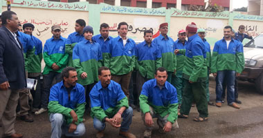 احتجاج عمال النظافة بالعريش للقبض على 15 عاملا