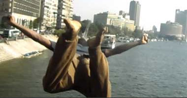 بالفيديو.. شاب يحاول الانتحار أعلى كوبرى قصر النيل بسبب «ابنى بيتك»