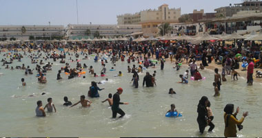 بالصور.. إقبال شديد للمواطنين على شواطئ البحر الأحمر للاحتفال بأعياد الربيع و"شم النسيم".. الصحة ترفع درجة الاستعداد القصوى تحسبا لأى حالات تسمم أو غرق.. وتكثيف الدوريات الأمنية بجميع الشواطئ