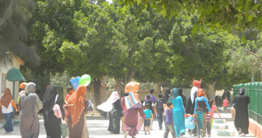 بالصور.."ضبعان" جديدان يستقبلان المحتفلين بشم النسيم بـ"العريش"