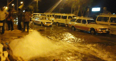 بالصور.. 5 سيارات تحاول شفط المياه بعد انفجار ماسورة بكورنيش أسوان