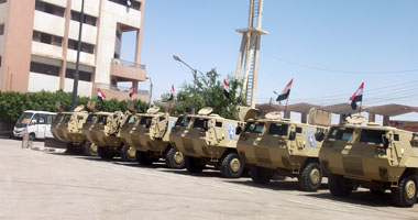 الجيش يعزز من قواته أمام ديوان محافظة قنا ويضع حواجز أمنية