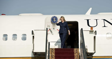 هيلارى تجتمع بالسفيرة الأمريكية عشرين دقيقة بطائرتها قبل لقاء الرئيس