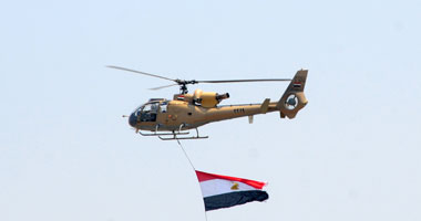 طائرات الجيش تلقى الهدايا للمواطنين بالمحافظات فى ذكرى نصر أكتوبر