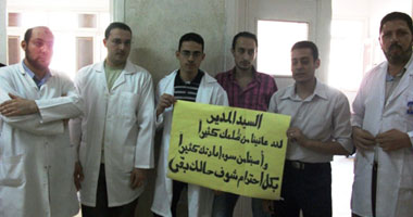 بالصور.. إضراب العاملين بمستشفى فوه بكفر الشيخ
