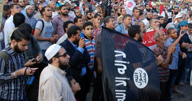 أعضاء الإخوان ترفع أعلام تنظيم داعش الإرهابى فى مسيرة بعين شمس