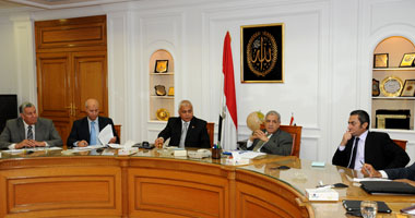 وزيرا الإسكان والرى يلزمان القرى الساحلية بإنشاء محطات تحلية للمياه.. محلب: الدولة لن تدعم مياه شاليهات الأثرياء وحدائقهم فى ظل محدودية الموارد المالية والمائية حاليا.. ونرحب بالشراكة مع القطاع الخاص