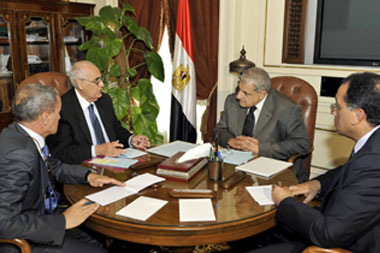 "محلب" يلتقى مصطفى مدبولى وزير الإسكان لبحث ملفات الوزارة