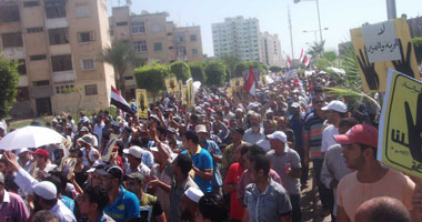 مسيرة للإخوان أعلى كوبرى أحمد عرابى بشبرا الخيمة ترفع علامة رابعة