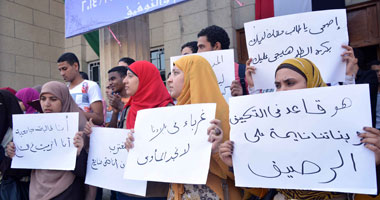 طلاب المعادلة بـ"تجارة القاهرة" يتظاهرون للمطالبة بإعادة الامتحان