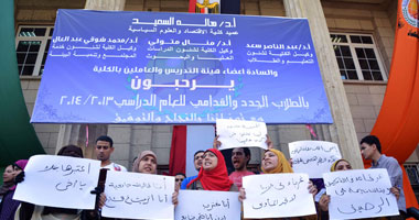 طلاب "سياسة" القاهرة يتظاهرون ضد قرار تأجيل التسكين بمدن الجامعة