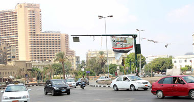 سيولة مرورية بميدان التحرير بعد قيام قوات الأمن بفتحه أمام المارة