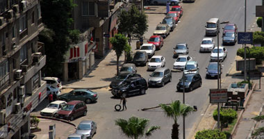 انتظام حركة المرور أمام السيارات بشوارع القاهرة والجيزة