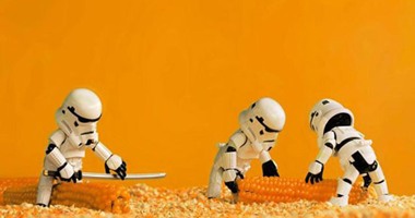 بالصور.. فنان ماليزى يعيد ذكريات "حرب النجوم" بشخصيات مصغرة