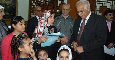 محافظ القاهرة يمنح "كفيفة السلام المعيلة" شقة جديدة للم شمل الأسرة