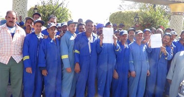 وقفة احتجاجية لعمال النظافة بحى غرب المنيا للمطالبة بالتثبيت