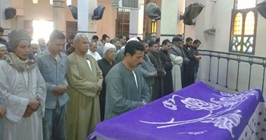 تشييع جنازة "زاهية" ضحية الإرهاب بالفيوم.. والأهالى يهتفون ضد الإخوان