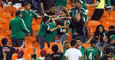 بالفيديو.. مشجعة مكسيكية تفض مشاجرة فى المدرجات