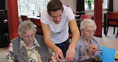 بالصور.. طلاب ألمان يقضون ساعات طويلة فى خدمة كبار السن دون مقابل
