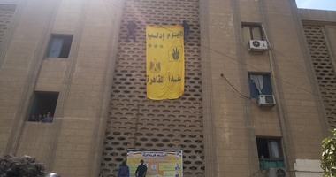 طلاب الإخوان يعلقون لافتات مسيئة بجامعة القاهرة رغم انتشار الأمن الإدارى
