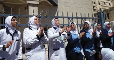 تظاهر طالبات معهد تمريض جامعة الإسكندرية بسبب نظام الـ3 سنوات