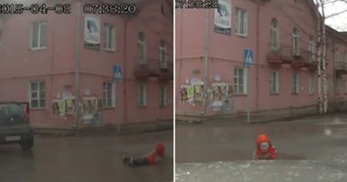 بالفيديو.. طفل يقف بعد ثوان من سقوطه خارج سيارة مسرعة.. "وقع واقف"