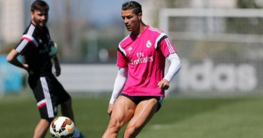 بالصور.. رونالدو يستعرض عضلاته فى مران ريال مدريد