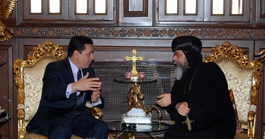 محافظ الشرقية يجرى زيارات للكنائس.. ويؤكد: مصر ستظل شعباً واحداً