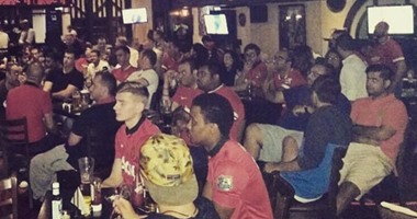 جماهير المان يونايتد تحتشد فى "كافيهات" دبى لمتابعة "الديربى"