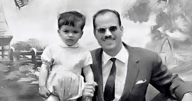 عمرو دياب ينشر صورته وهو طفل مع والده عبد الباسط دياب - اليوم السابع