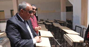 محافظ أسوان يتفقد مشروع إعادة تصنيع المقاعد المدرسية