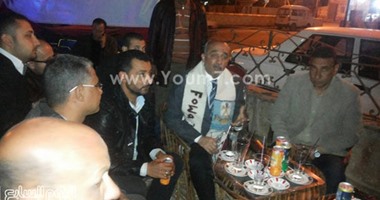 بالصور.. محافظ كفر الشيخ مع المواطنين فى مقهى بـ"فوه" بدون حرسه