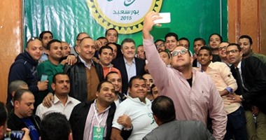 السيد البدوى يلتقط صورة سيلفى مع شباب حزب الوفد