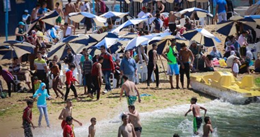 بالصور.. شواطئ الإسكندرية تتمسك بـ"شم النسيم" وتتحدى اضطرابات الطقس