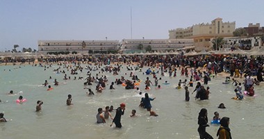 بالصور.. إقبال كثيف على شواطئ البحر الأحمر للاحتفال بشم النسيم