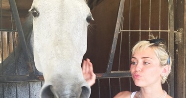 مايلى سايروس تنشر صورتها بجوار حصان على "إنستجرام"