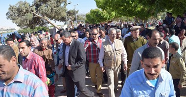 بالصور.. محافظ المنيا يشارك المواطنين احتفالاتهم بشم النسيم