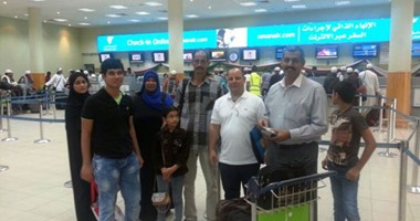 بالصور.. عودة عائلة هاربة من جحيم اليمن عبر مطار صلالة للقاهرة