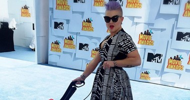 كيلى أوسبورنى تنظف مكان حفل “MTV Movie Awards “ بالـ"مكنسة"