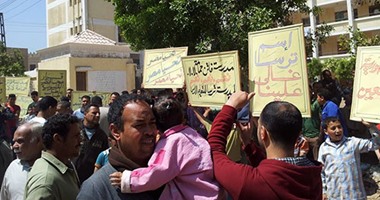أهالى ترسا يتظاهرون ضد إطلاق اسم "فاتن حمامة" على مدرسة قريتهم بالقليوبية