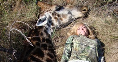 ناشطو حقوق الحيوان يهددون صيادة قتلت زرافة والتقطت صورا بجانبها