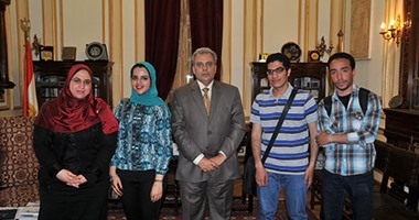 رئيس جامعة القاهرة لفريق بحثى من طلاب قصر العينى: ندرس تبنى الموهوبين