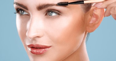 6 استخدامات غير تقليدية لأدوات التجميل.. أهمها مزيل العرق لعلاج البثور